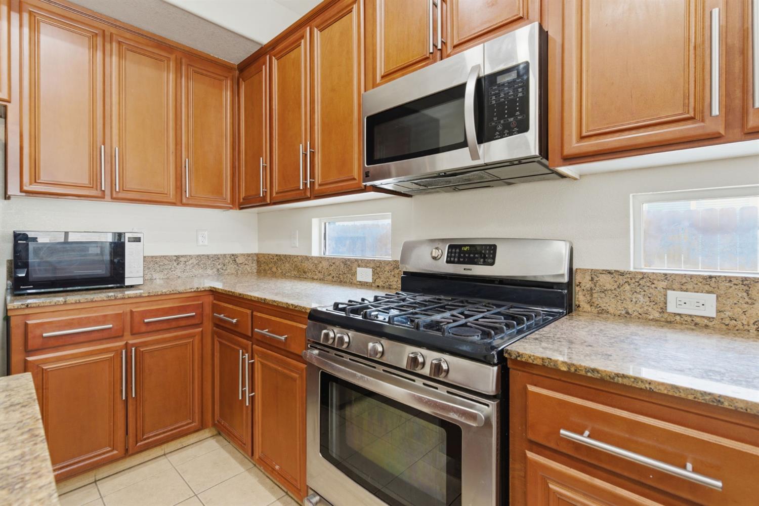 1014 Foxfire Dr, Manteca, CA 95337