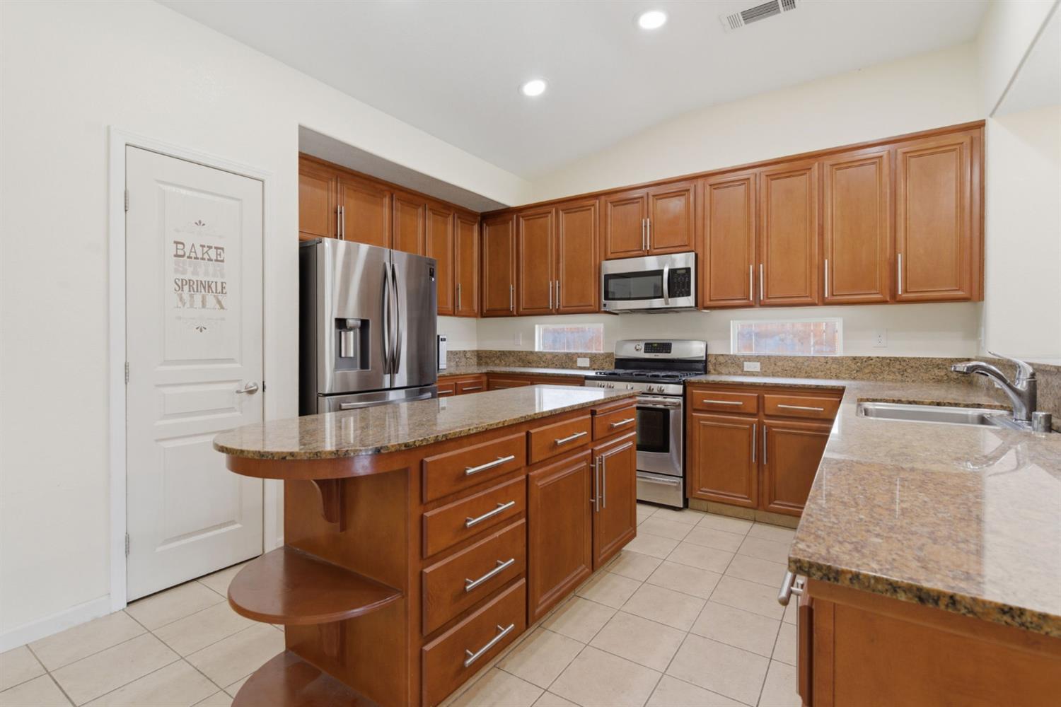 1014 Foxfire Dr, Manteca, CA 95337