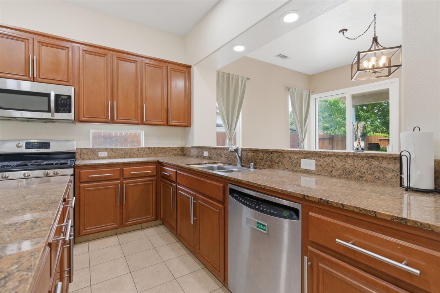 1014 Foxfire Dr, Manteca, CA 95337