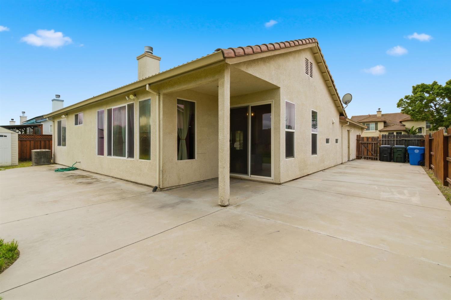 1014 Foxfire Dr, Manteca, CA 95337