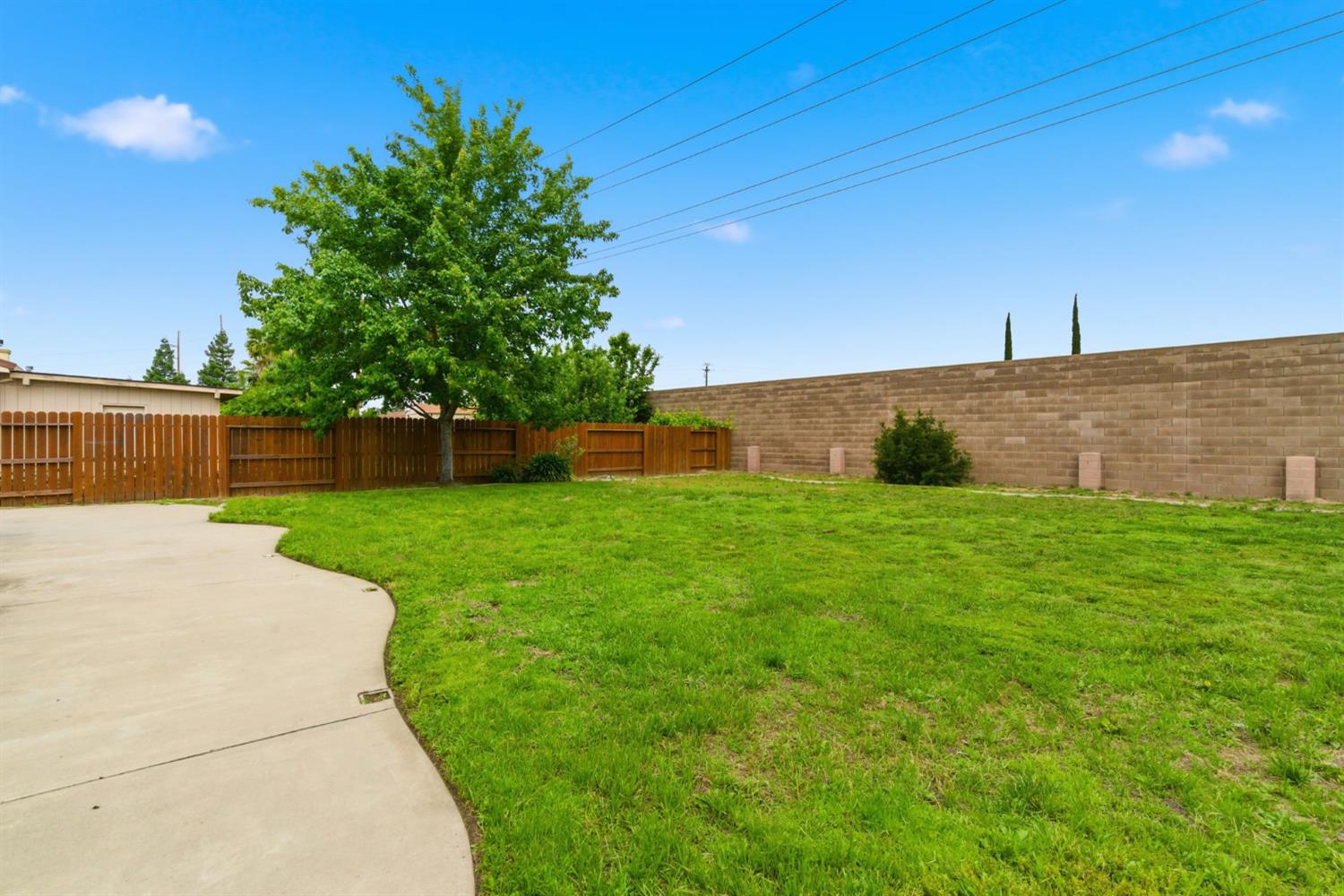 1014 Foxfire Dr, Manteca, CA 95337