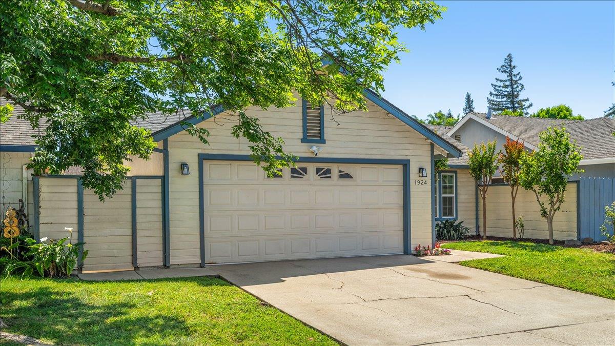 1924 Amsterdam Ln, Modesto, CA 95356