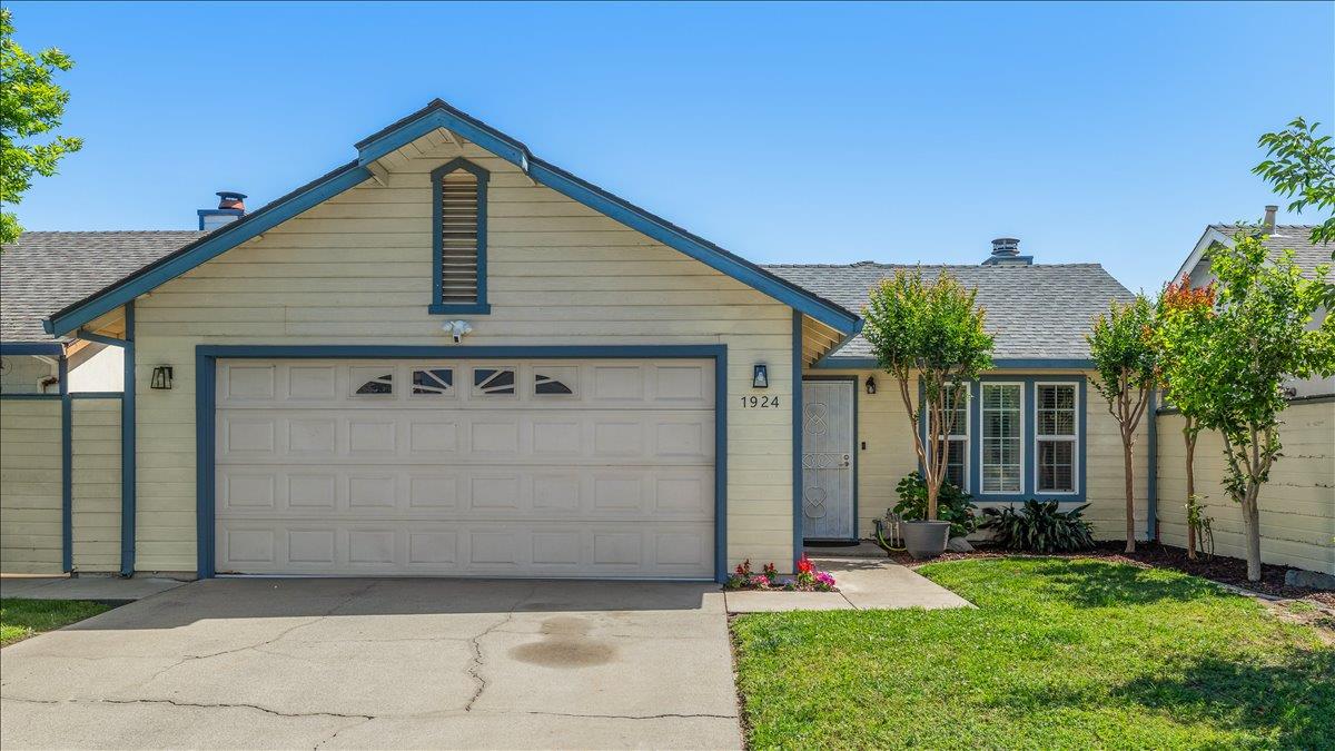 1924 Amsterdam Ln, Modesto, CA 95356