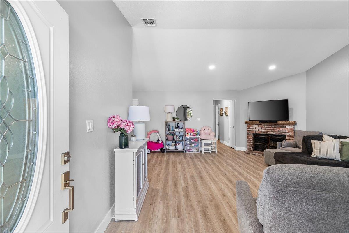 1924 Amsterdam Ln, Modesto, CA 95356