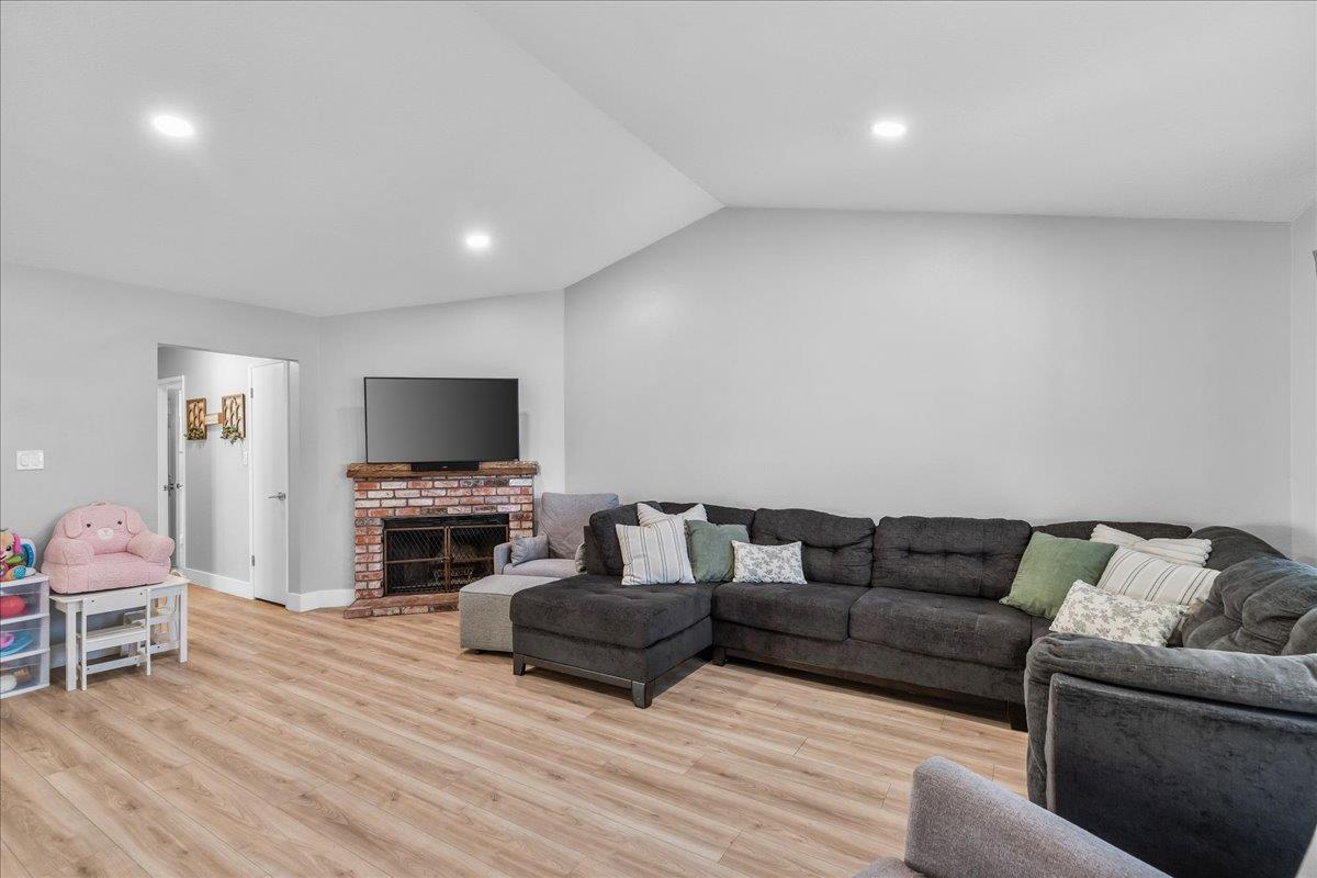 1924 Amsterdam Ln, Modesto, CA 95356