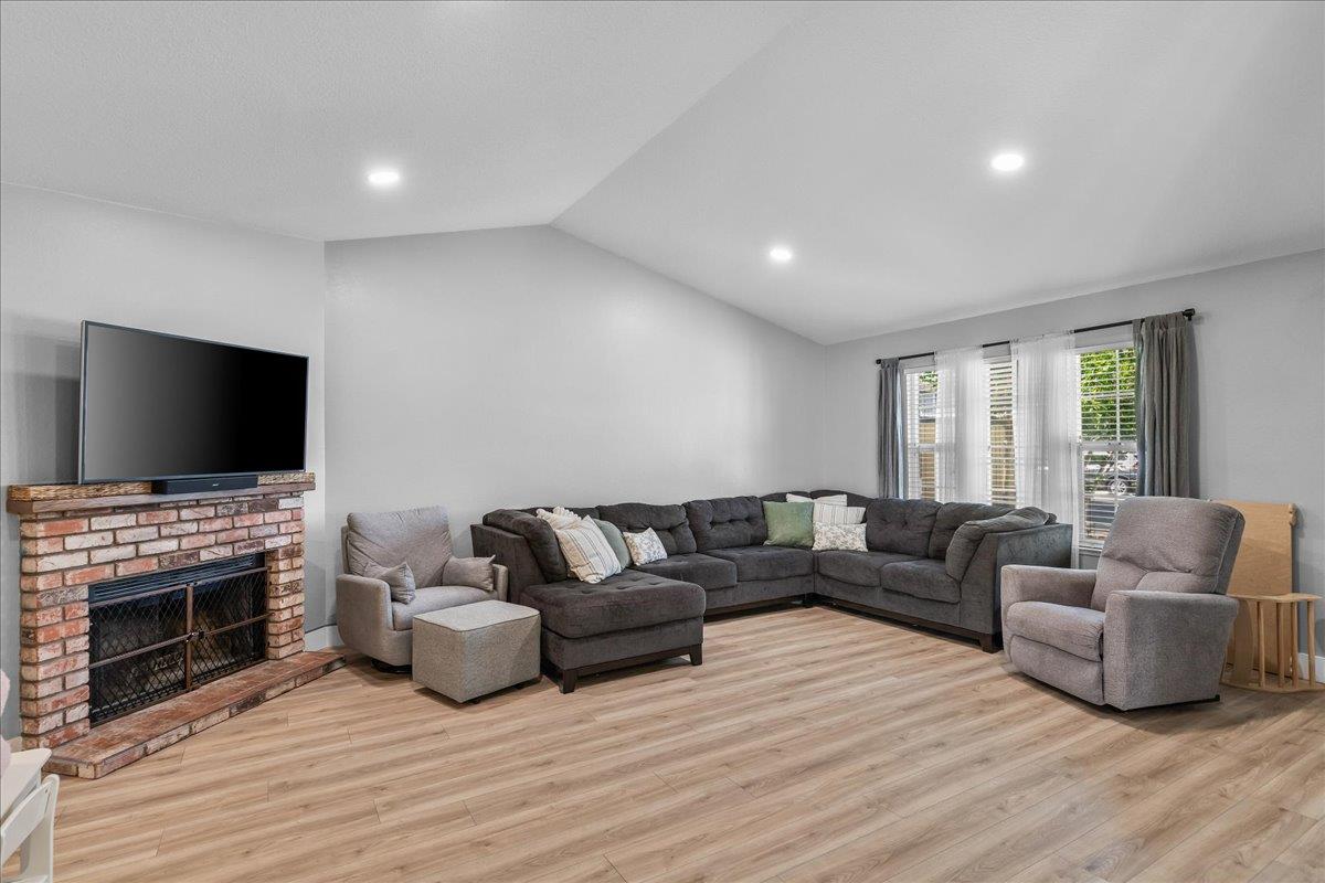1924 Amsterdam Ln, Modesto, CA 95356