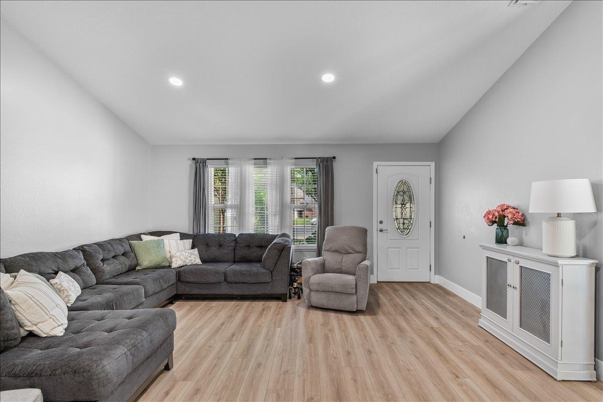 1924 Amsterdam Ln, Modesto, CA 95356