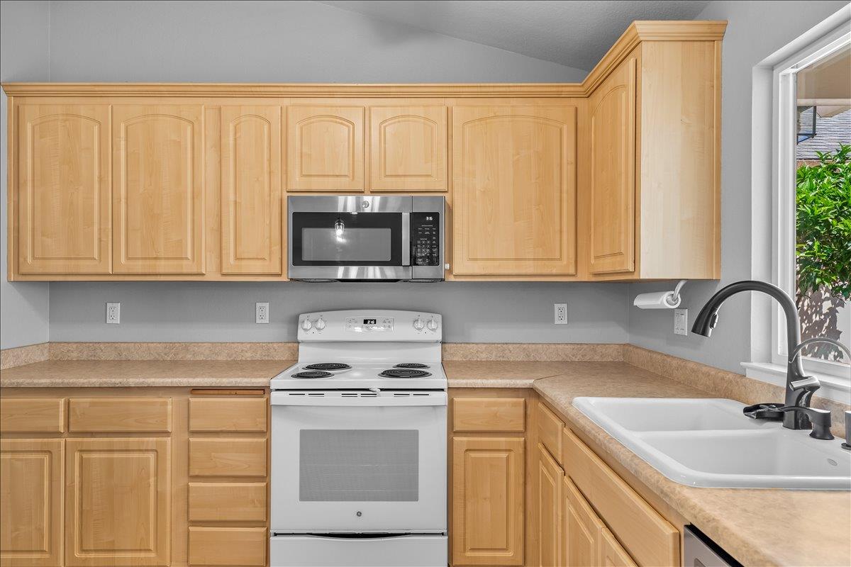 1924 Amsterdam Ln, Modesto, CA 95356