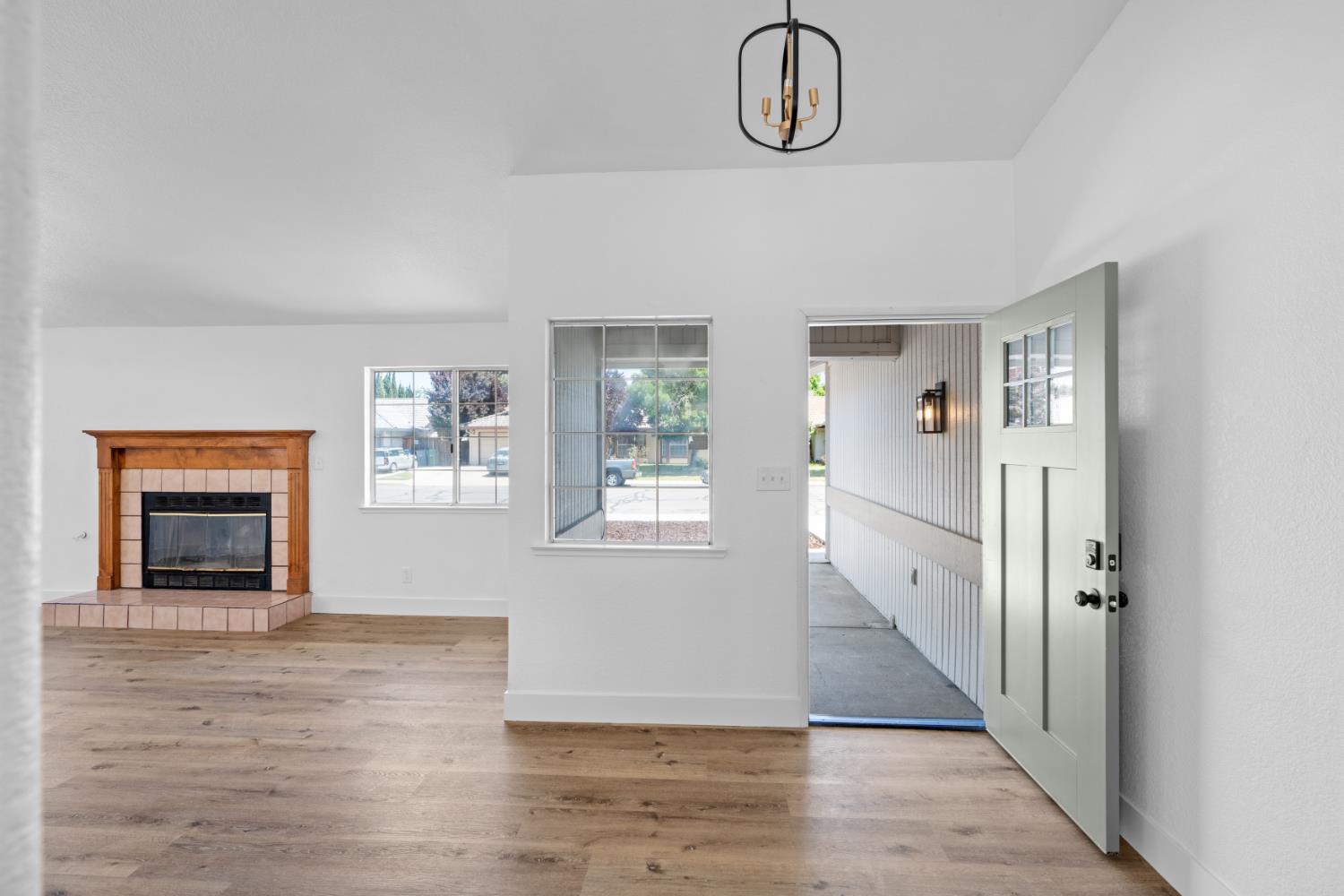 449 Cottonwood Dr, Los Banos, CA 93635