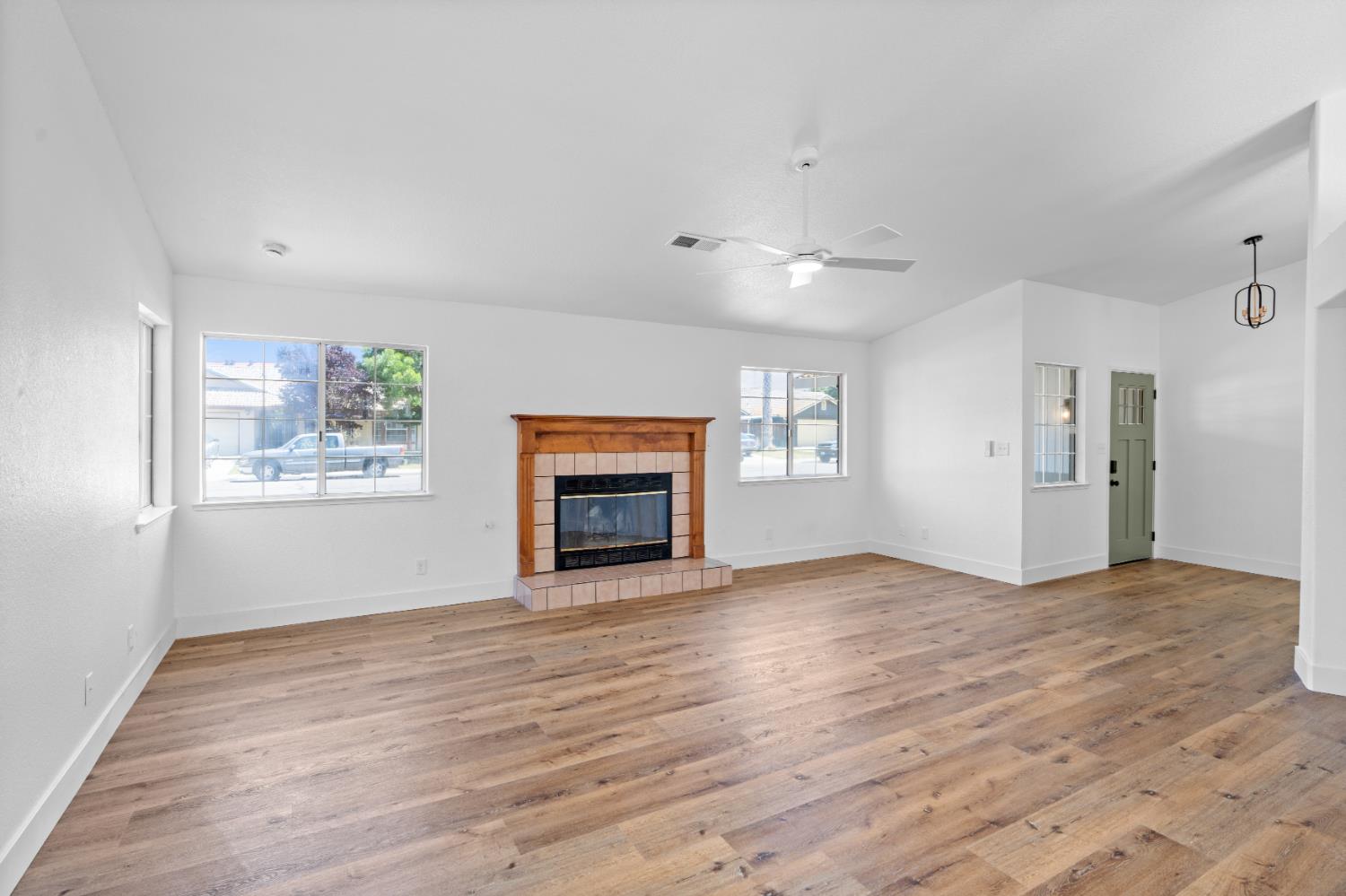 449 Cottonwood Dr, Los Banos, CA 93635