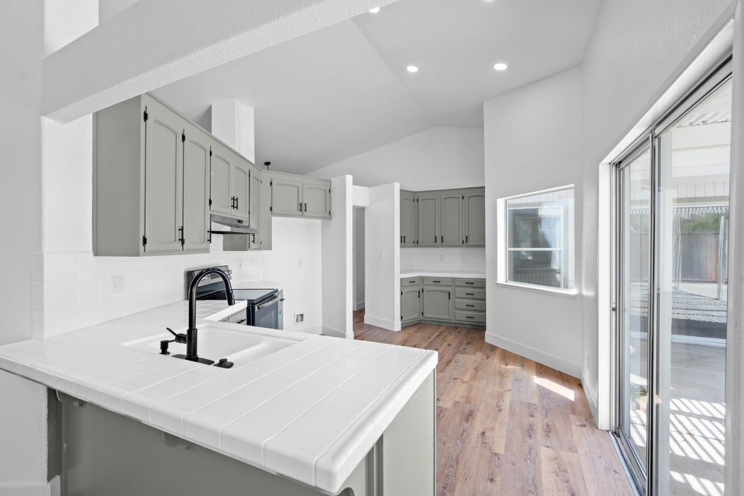 449 Cottonwood Dr, Los Banos, CA 93635