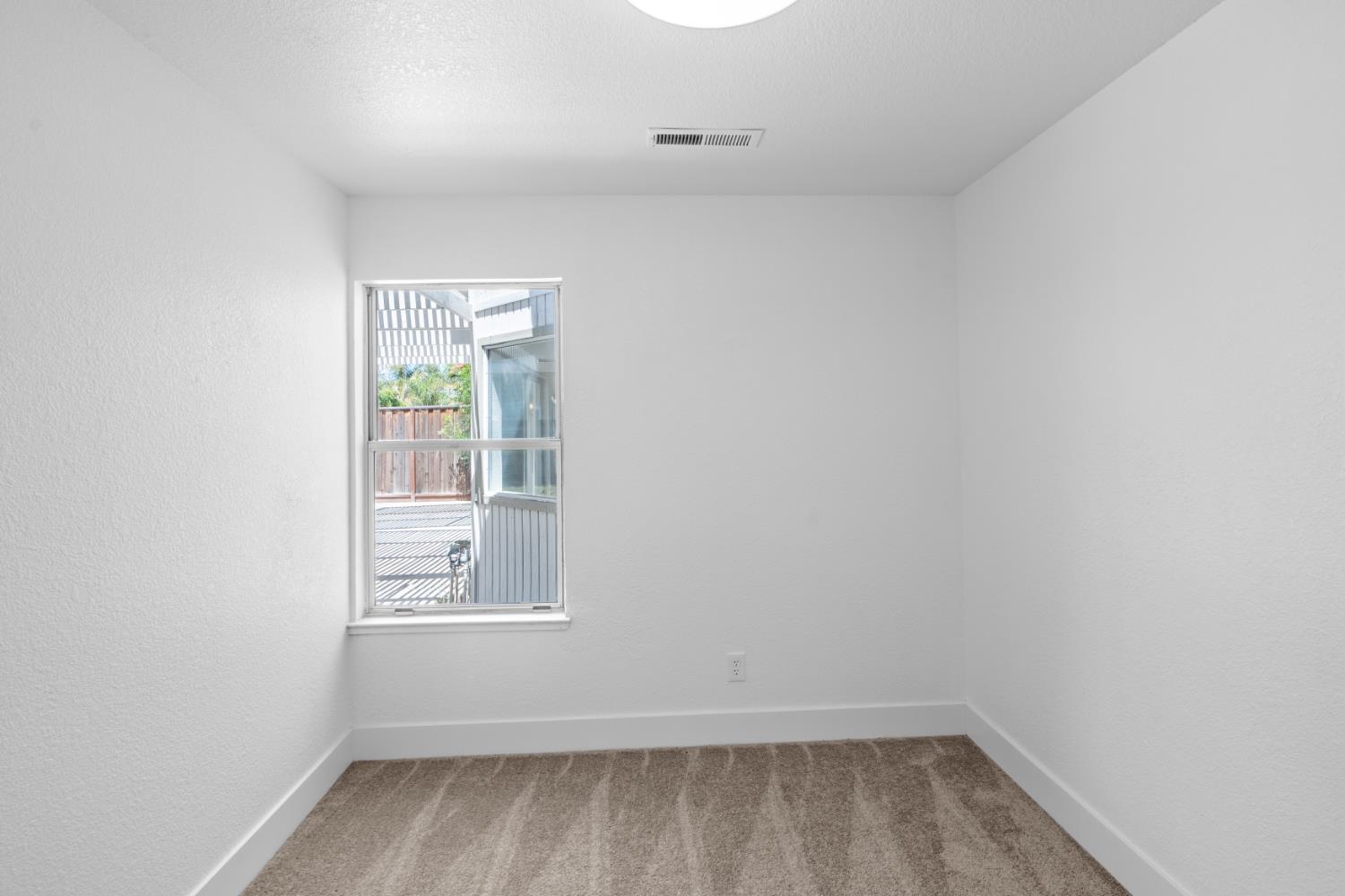449 Cottonwood Dr, Los Banos, CA 93635