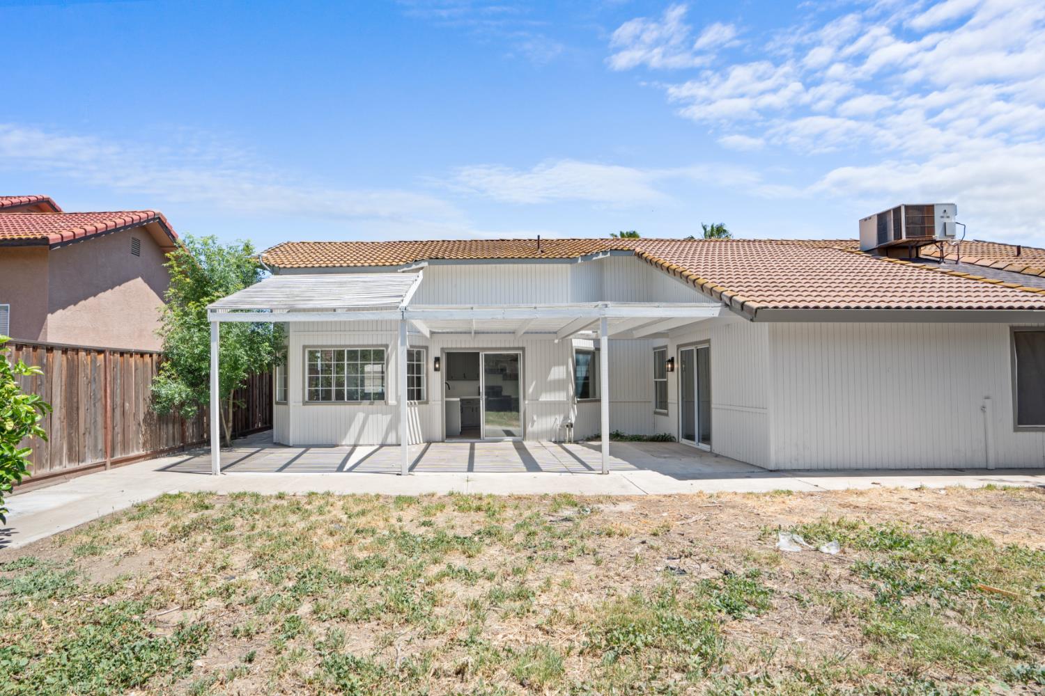 449 Cottonwood Dr, Los Banos, CA 93635