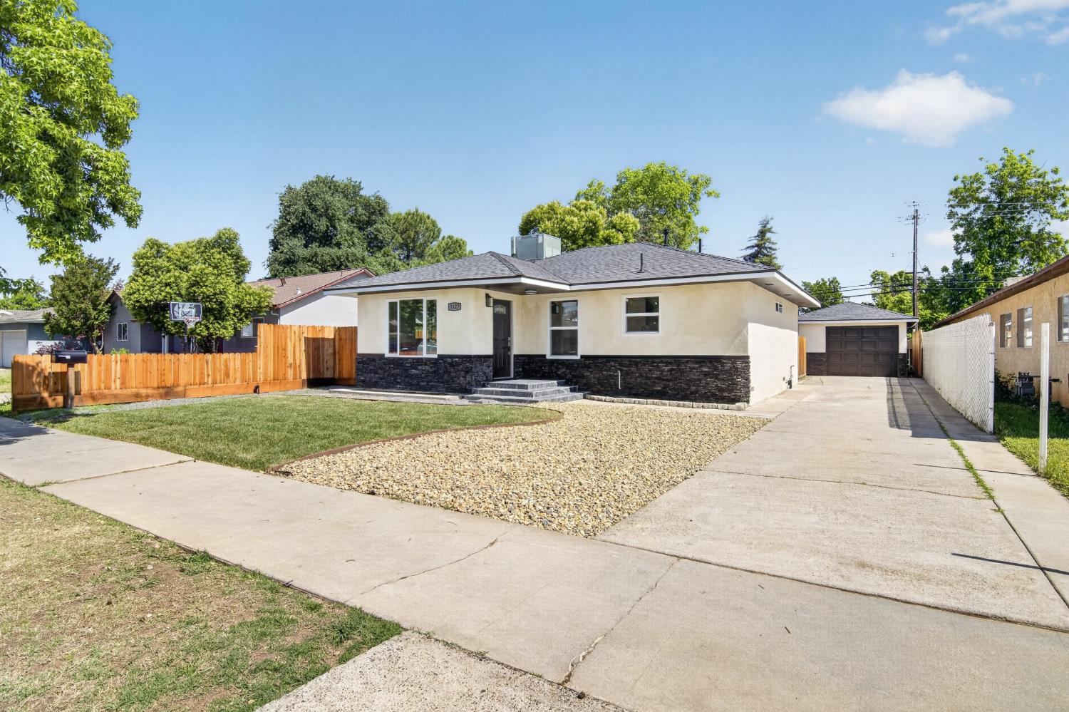 1127 W 19th St, Merced, CA 95340