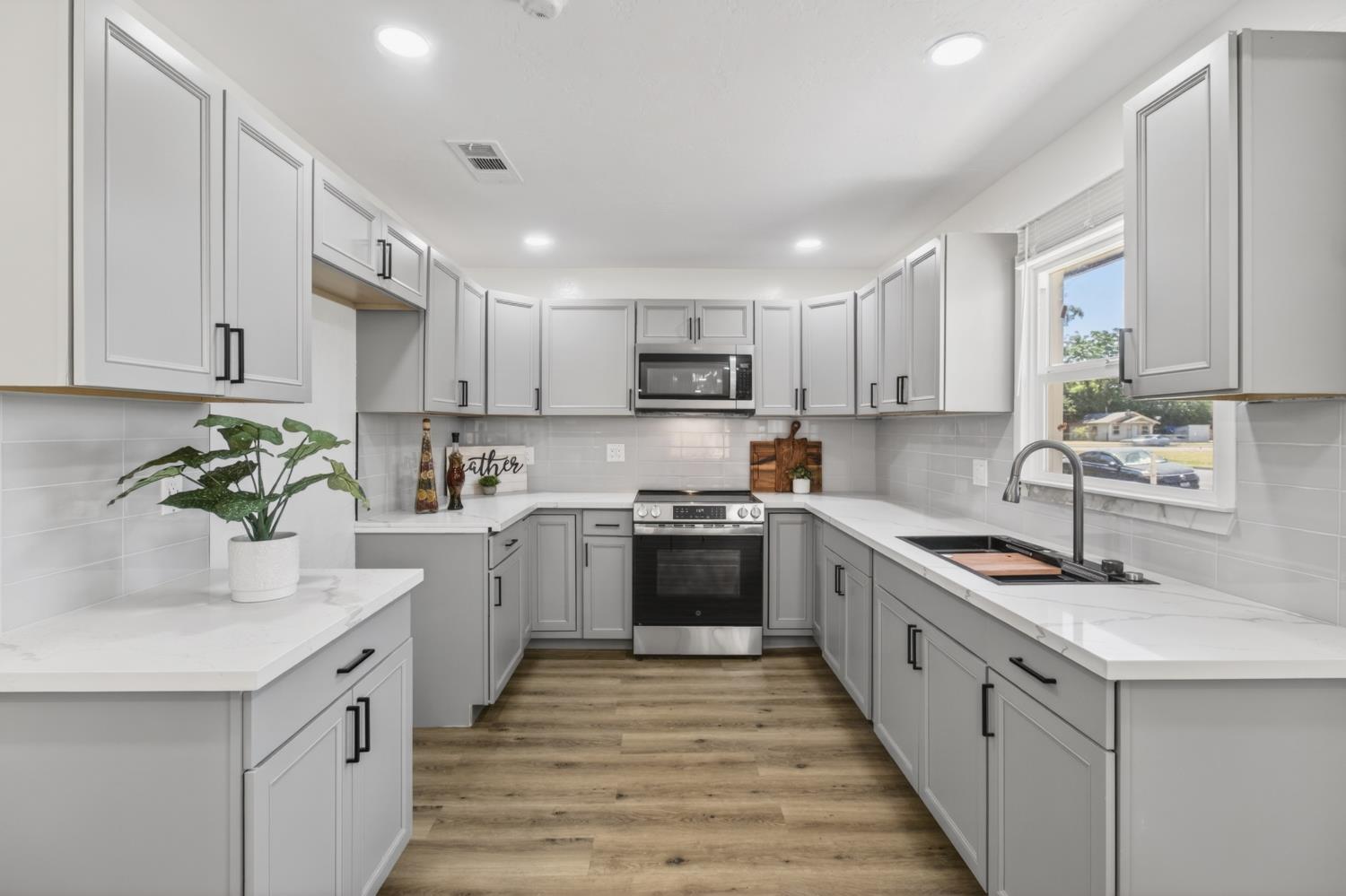 1127 W 19th St, Merced, CA 95340