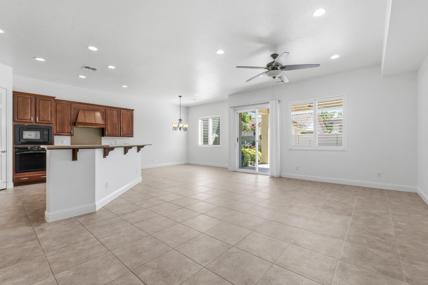 2472 Ashbridge Ln, Manteca, CA 95336