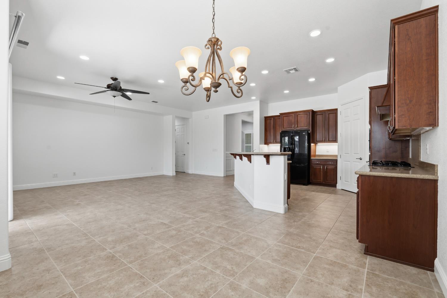 2472 Ashbridge Ln, Manteca, CA 95336