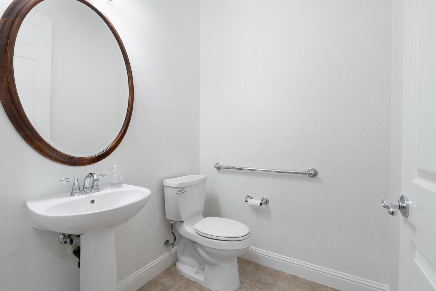 2472 Ashbridge Ln, Manteca, CA 95336