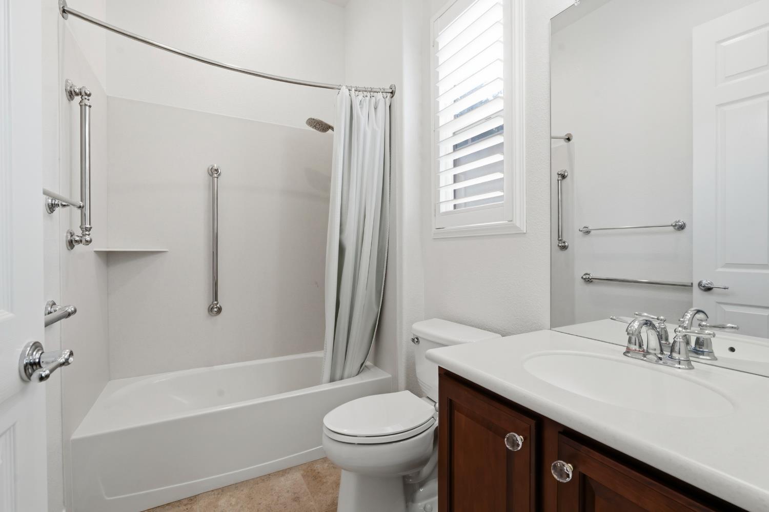 2472 Ashbridge Ln, Manteca, CA 95336