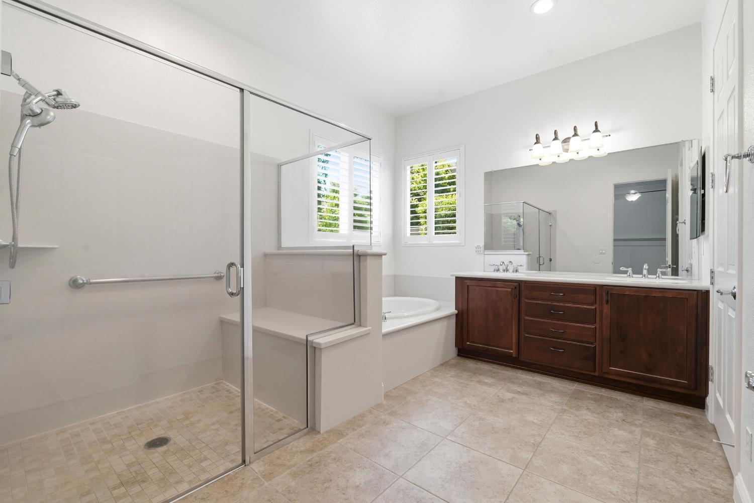 2472 Ashbridge Ln, Manteca, CA 95336