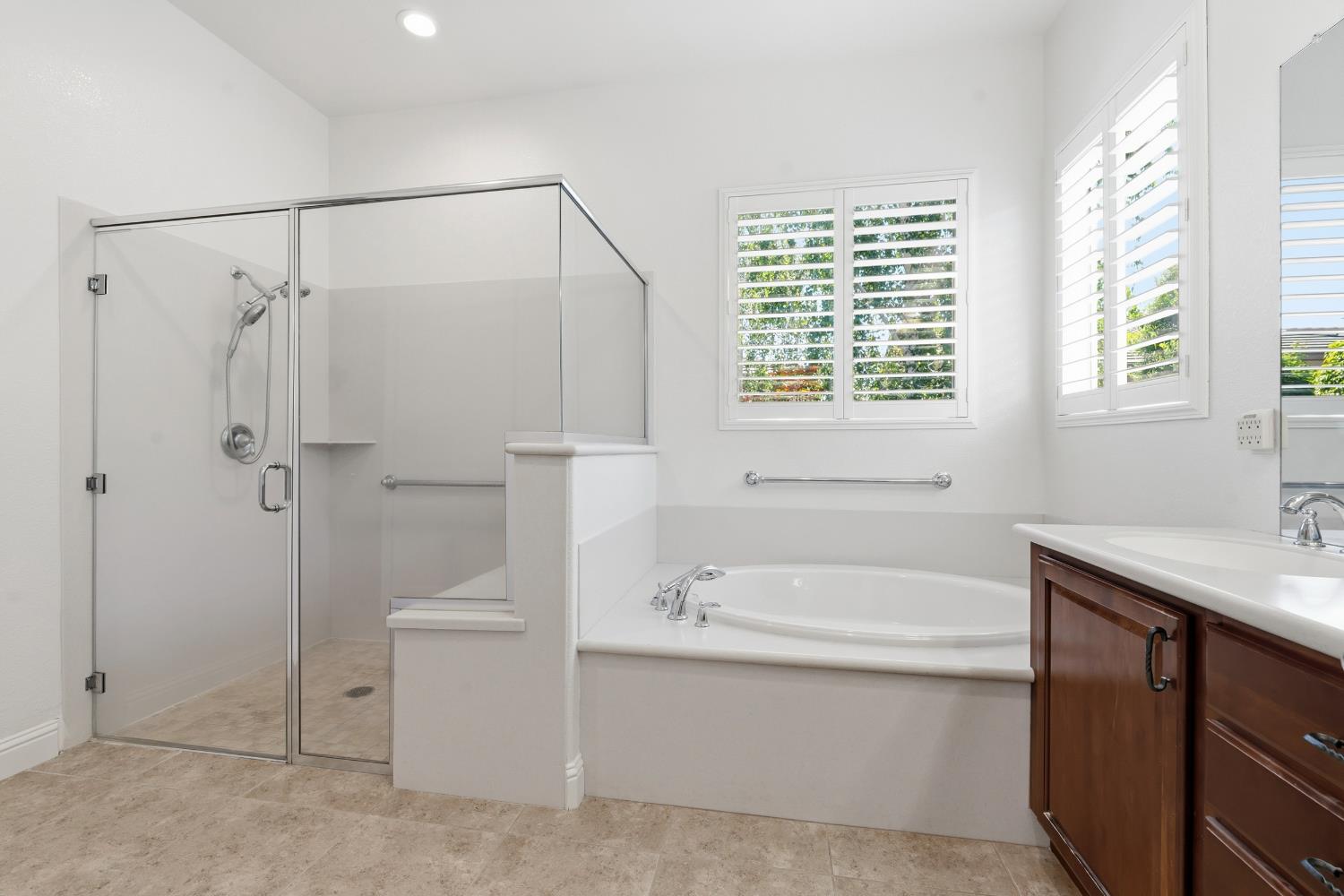 2472 Ashbridge Ln, Manteca, CA 95336