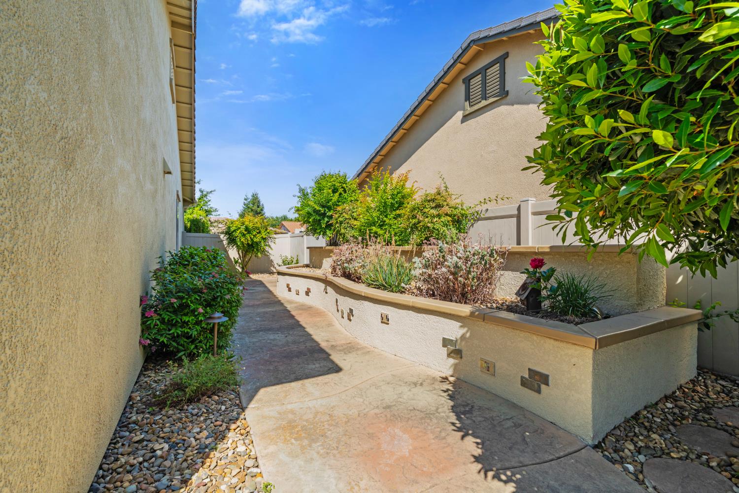 2472 Ashbridge Ln, Manteca, CA 95336