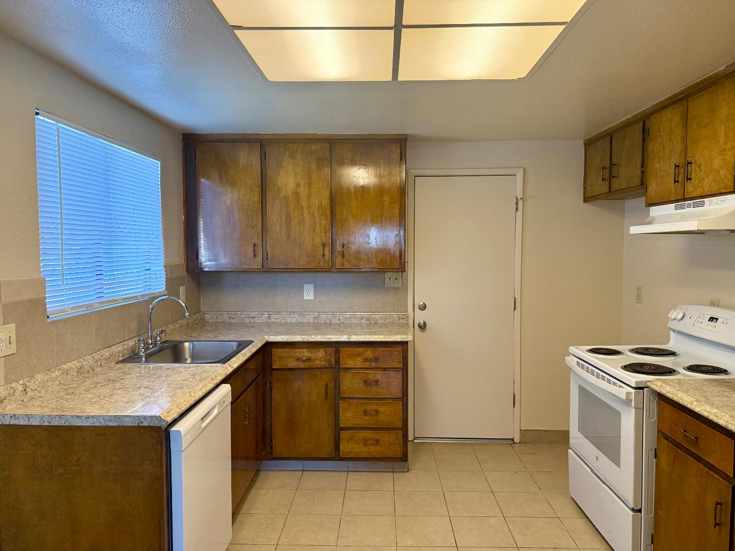 290 Northwoods Ave, Manteca, CA 95336