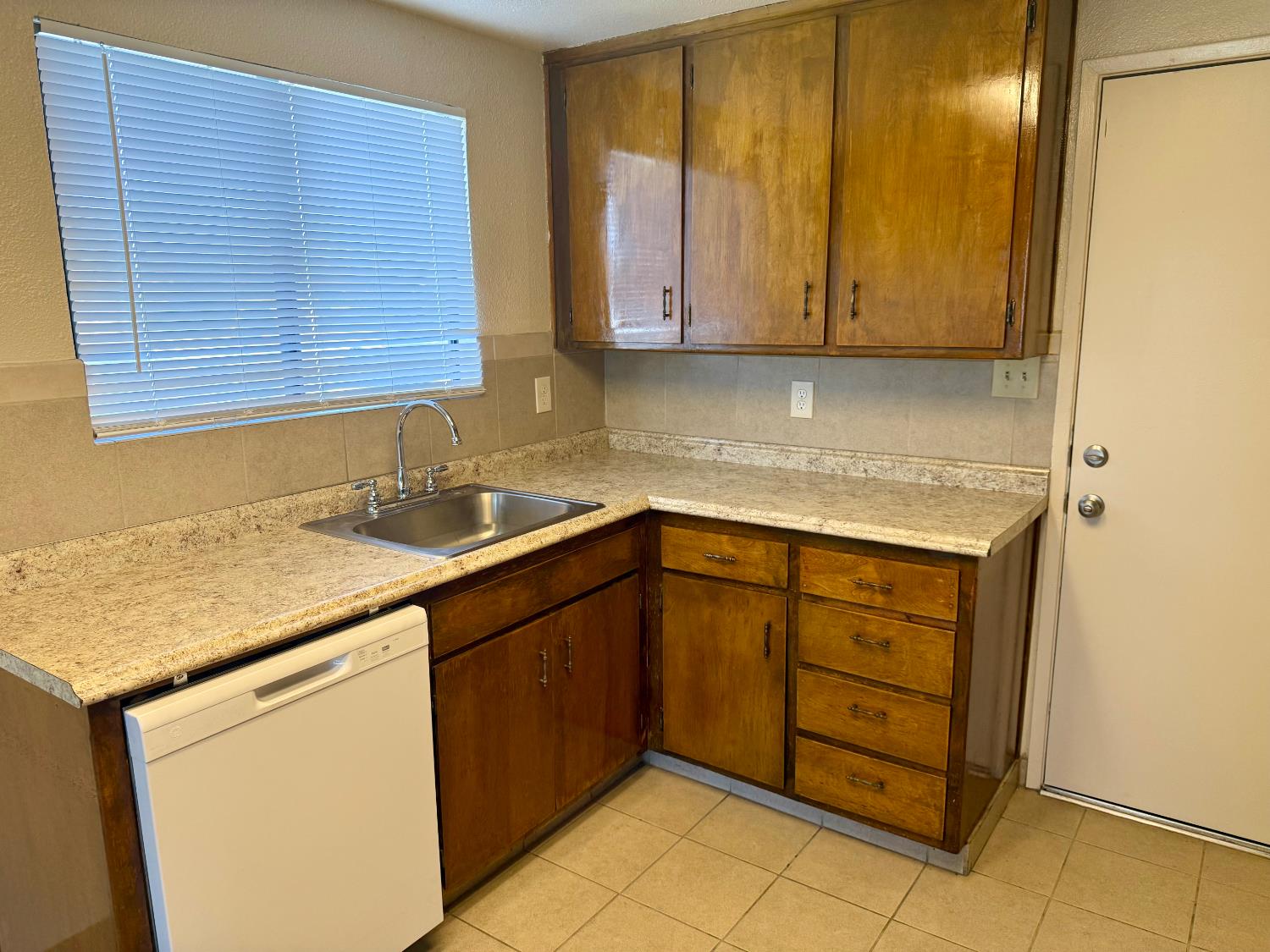290 Northwoods Ave, Manteca, CA 95336