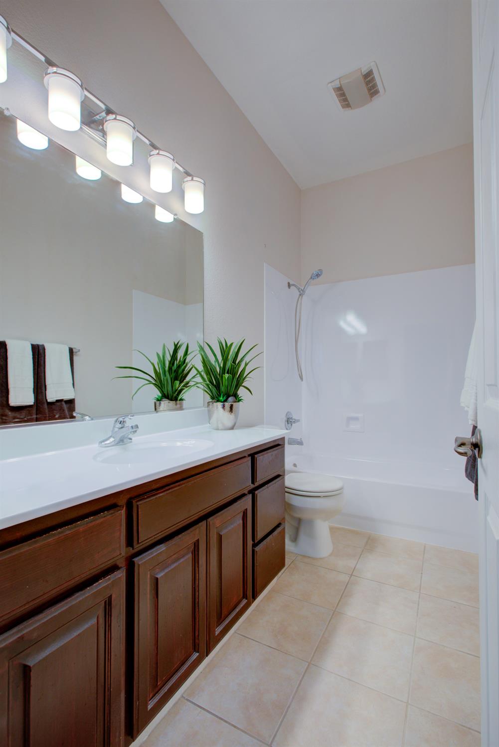 5214 Harness Ct, Riverbank, CA 95367