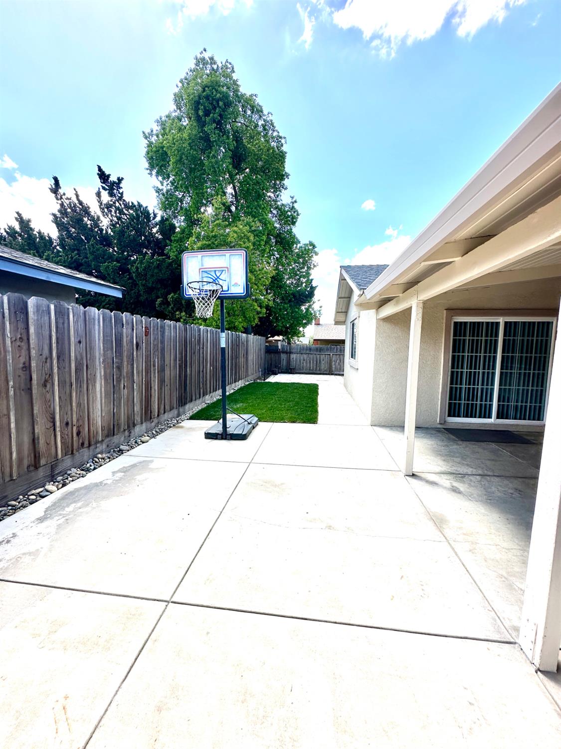 594 Parkwood Dr, Manteca, CA 95336