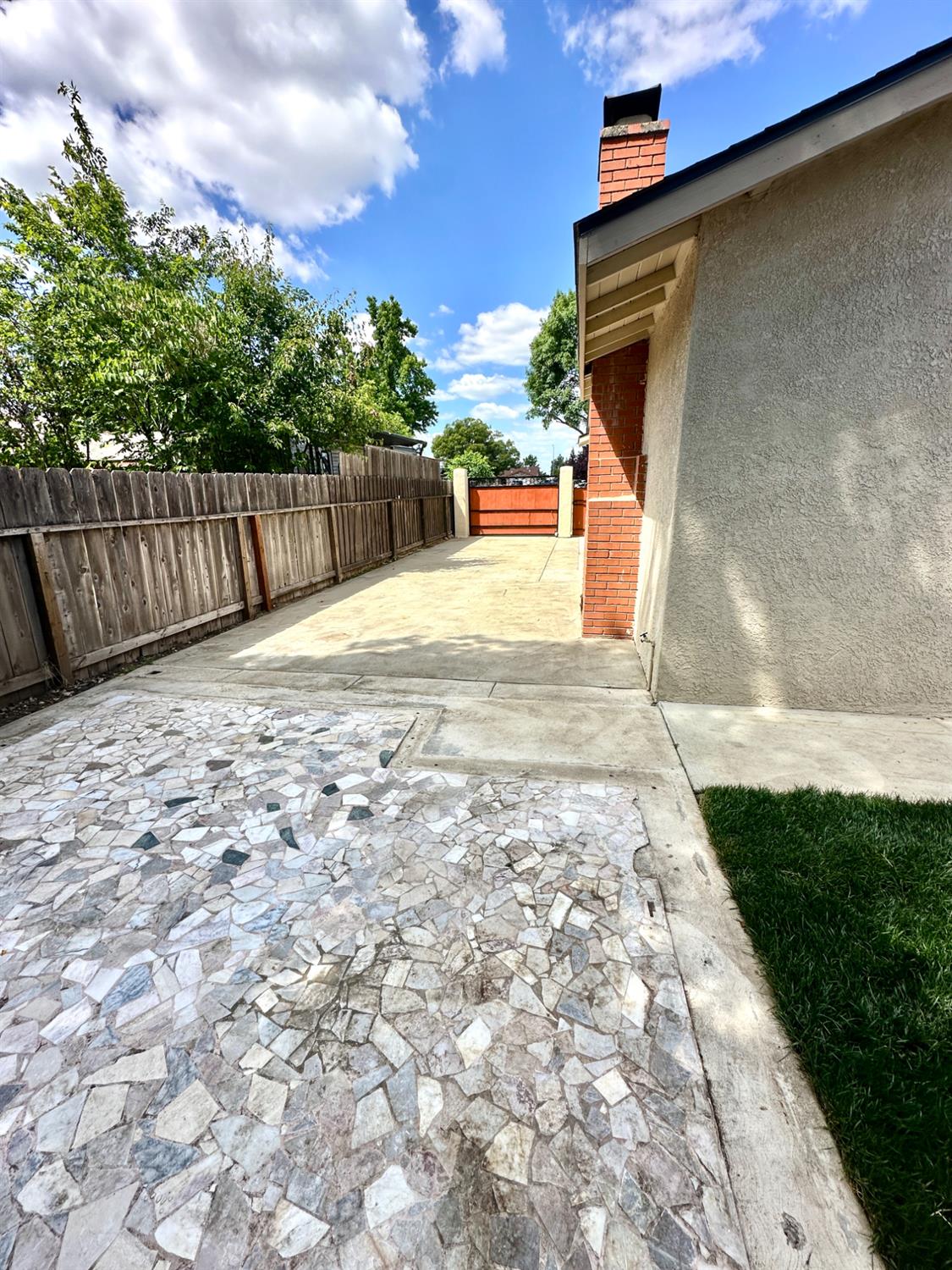 594 Parkwood Dr, Manteca, CA 95336