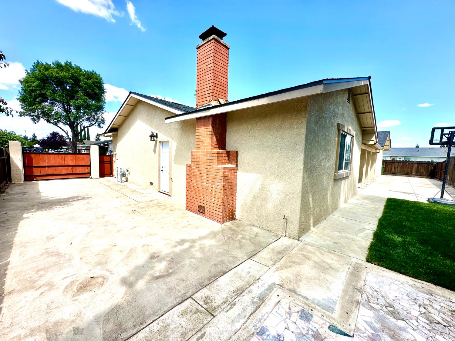 594 Parkwood Dr, Manteca, CA 95336
