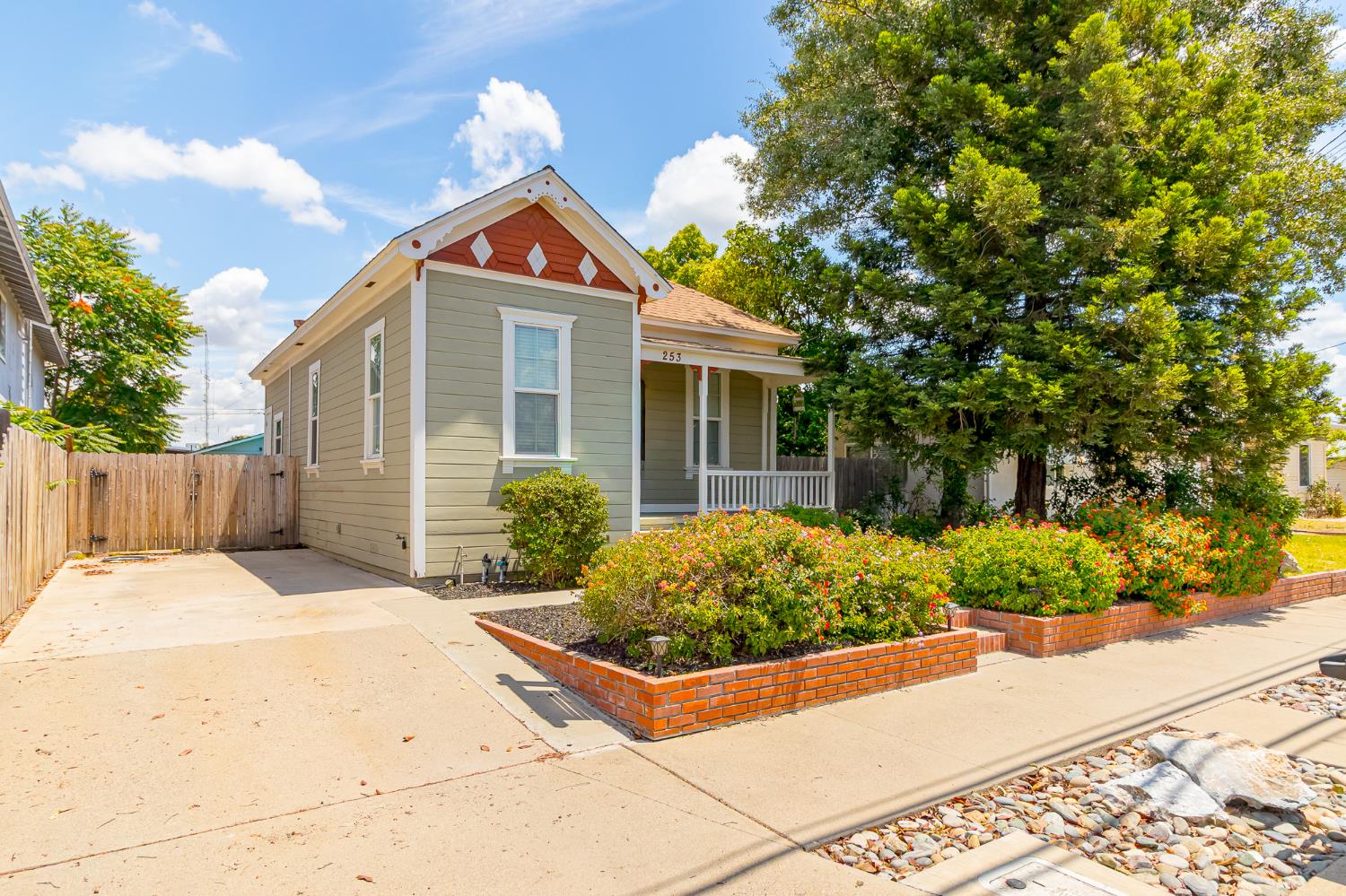 253 N 1st Ave, Oakdale, CA 95361