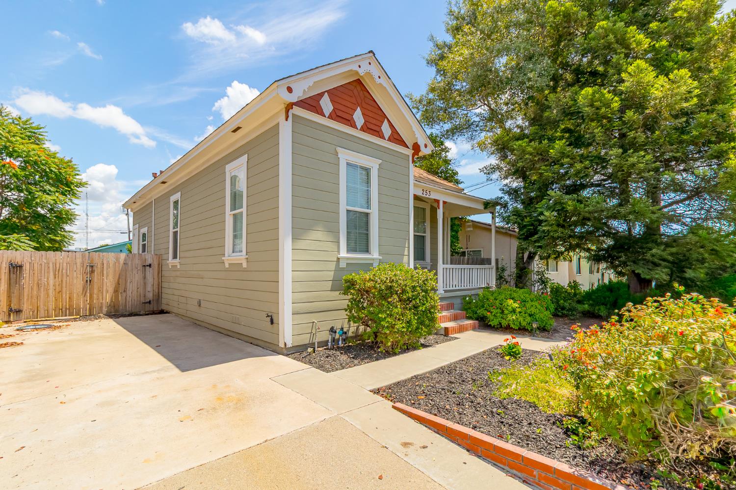 253 N 1st Ave, Oakdale, CA 95361