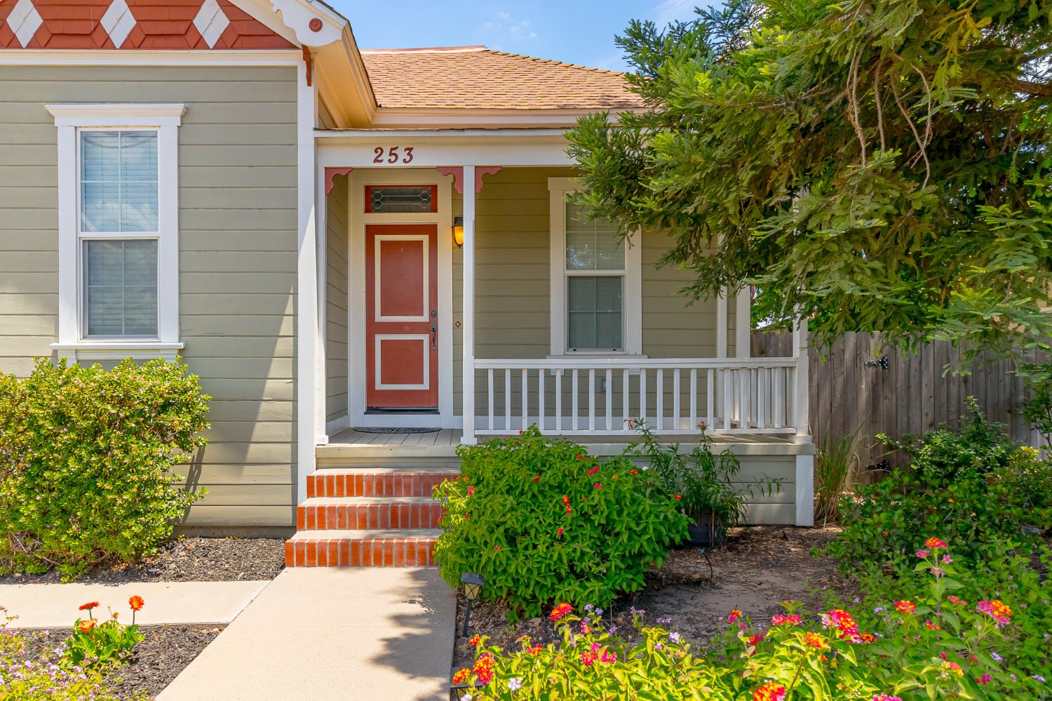253 N 1st Ave, Oakdale, CA 95361