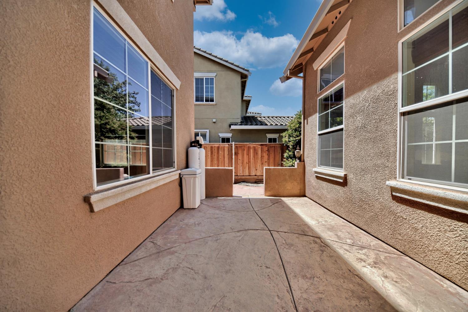 2153 Saddlebrook Ln, Oakdale, CA 95361