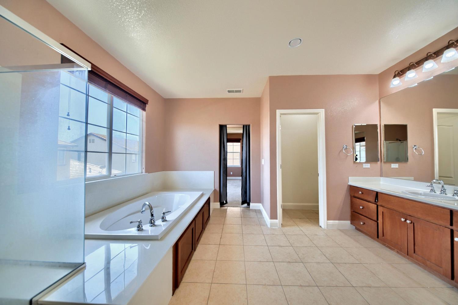2153 Saddlebrook Ln, Oakdale, CA 95361