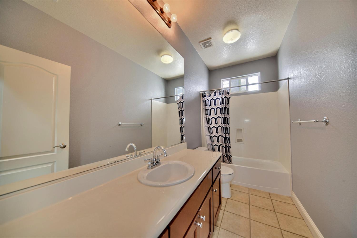 2153 Saddlebrook Ln, Oakdale, CA 95361