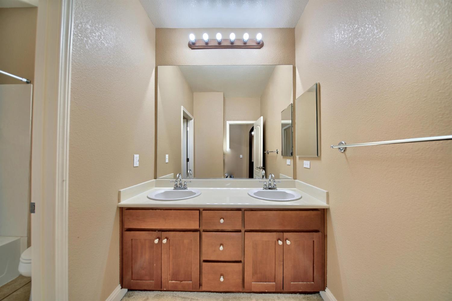 2153 Saddlebrook Ln, Oakdale, CA 95361