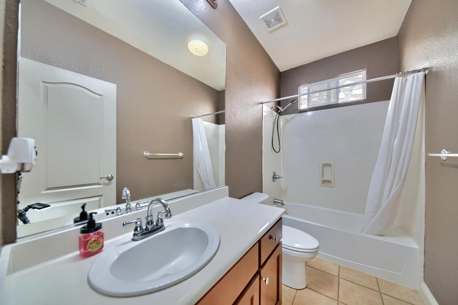 2153 Saddlebrook Ln, Oakdale, CA 95361