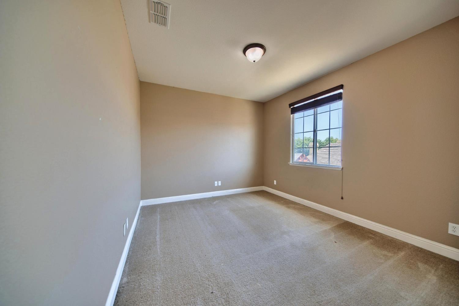 2153 Saddlebrook Ln, Oakdale, CA 95361