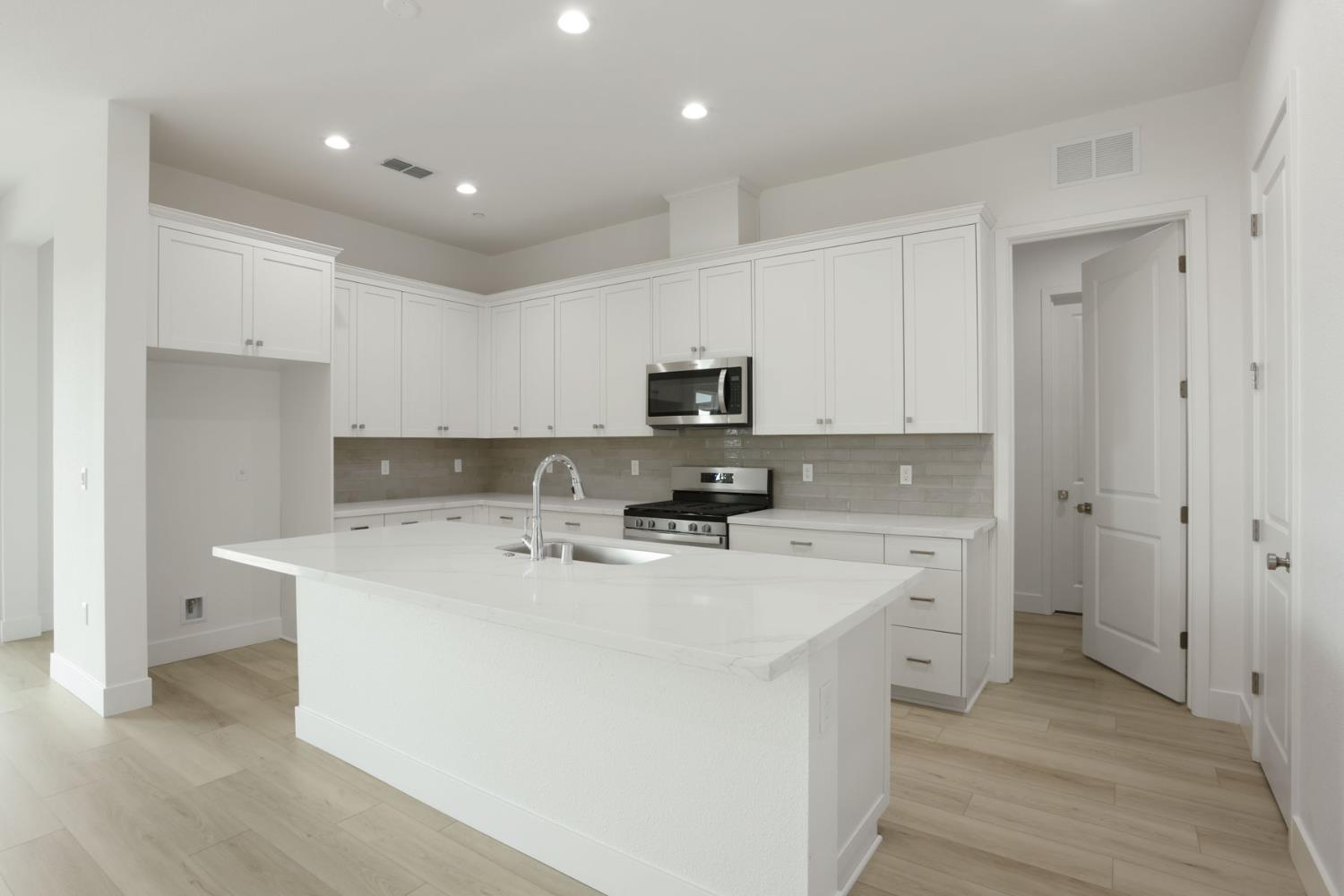 484 Vinal Dr, Manteca, CA 95337