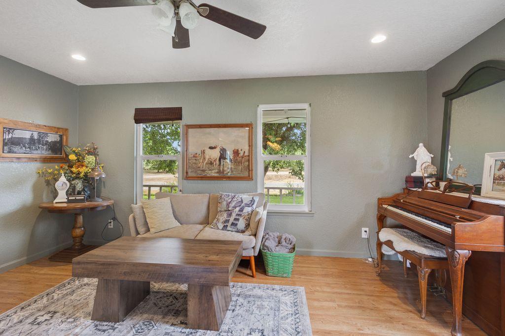 13513 Vineyard Rd, Waterford, CA 95386