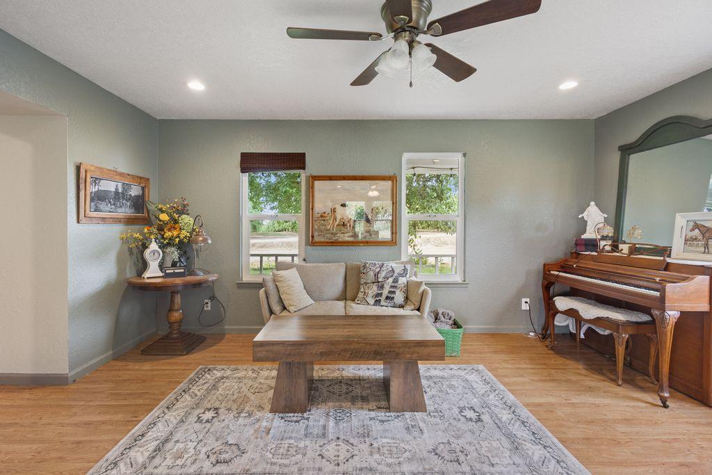13513 Vineyard Rd, Waterford, CA 95386