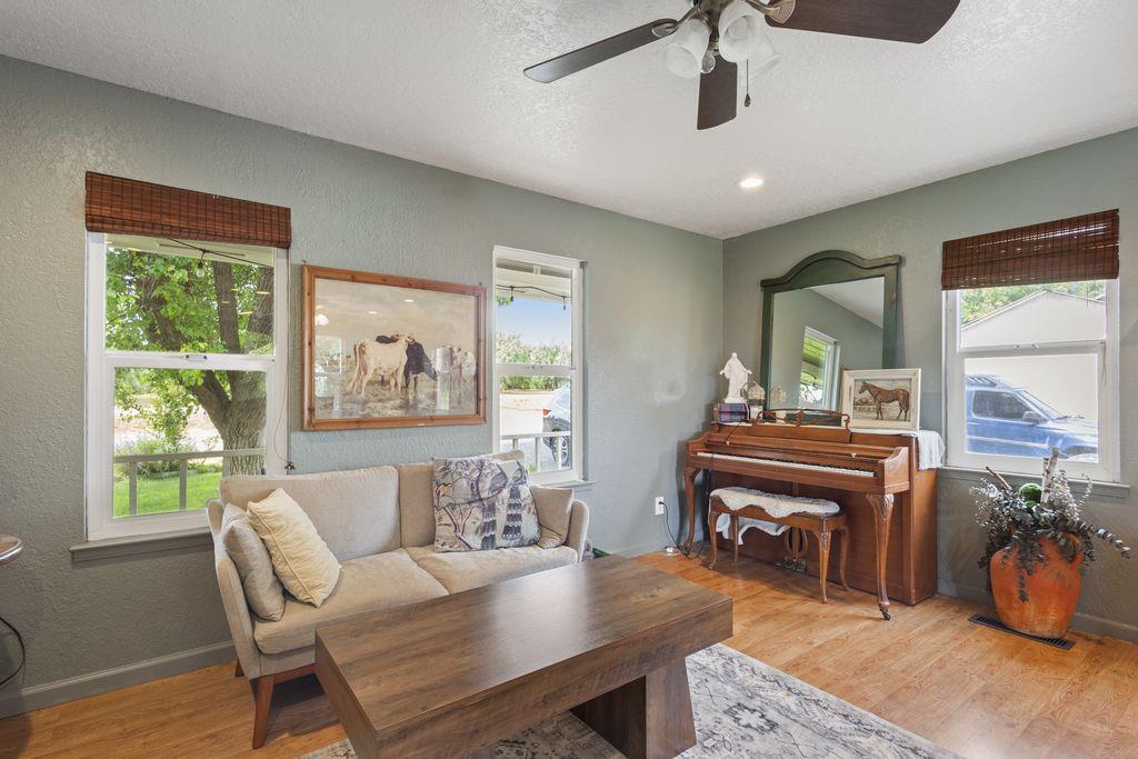 13513 Vineyard Rd, Waterford, CA 95386