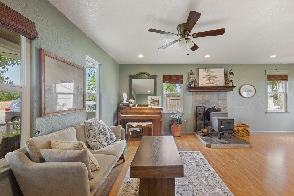 13513 Vineyard Rd, Waterford, CA 95386