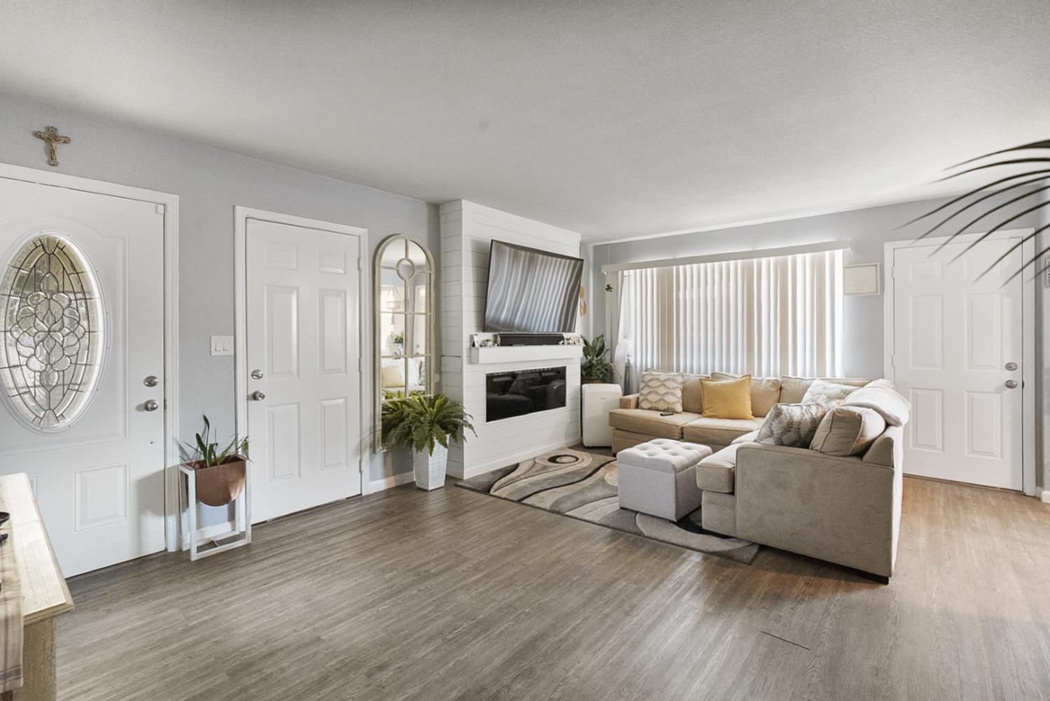 301 S Emerald Ave, Modesto, CA 95351