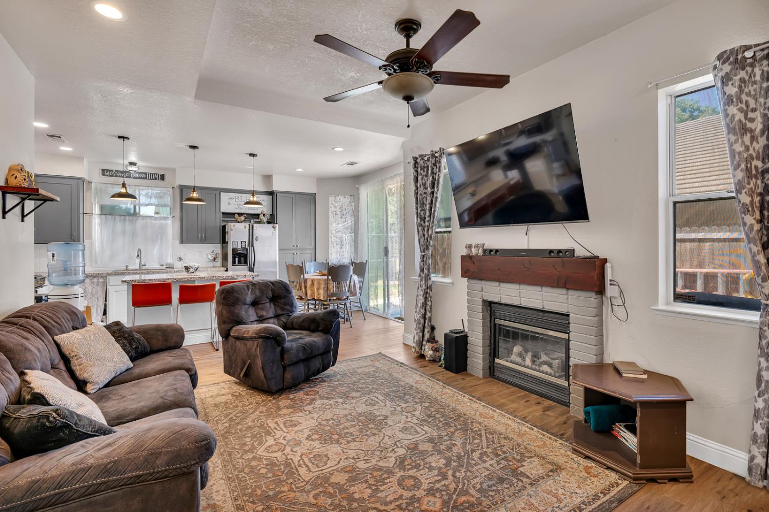 725 Mckinley St, Los Banos, CA 93635