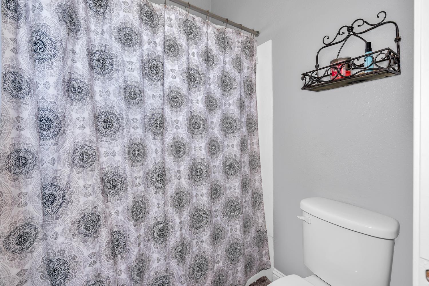 725 Mckinley St, Los Banos, CA 93635