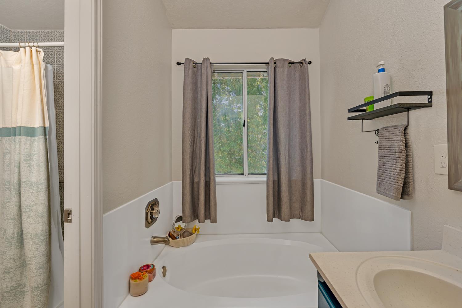 725 Mckinley St, Los Banos, CA 93635